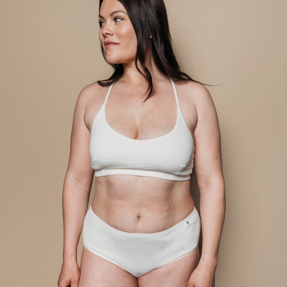Full-coverage women's brief in undyed organic cotton, breathable comfort for eczema-prone skin